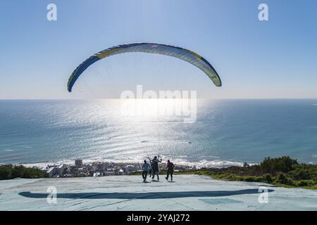 Ein Gleitschirmflieger startet vom Startplatz auf dem Signal Hill in Kapstadt, Südafrika Stockfoto