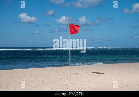 21.07.2023, Indonesien, Bali, Nusa Dua - Asien - Eine rote Warnflagge markiert ein absolutes Badeverbot in einem Gebiet im Meer mit gefährlichem Unterwasser Stockfoto