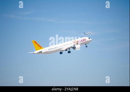 13.05.2024, Deutschland, , Berlin - Europa - Ein Passagierflugzeug der Pegasus Airlines Airbus A321-251 Neo mit der Registrierung TC-RDO, das von Berlin br Stockfoto