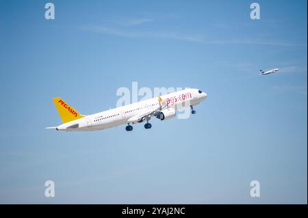 13.05.2024, Deutschland, , Berlin - Europa - Ein Passagierflugzeug des Typs Pegasus Airlines Airbus A321-251 Neo mit der Registrierung TC-RDO, das von Berlin aus startet Stockfoto