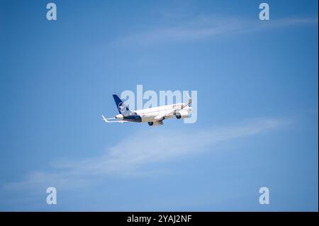 13.05.2024, Deutschland, , Berlin - Europa - Ein Passagierflugzeug der Lufthansa Airbus A320neo mit der Registrierung D-AIJD, das von Berlin Brandenburg aus startet Stockfoto