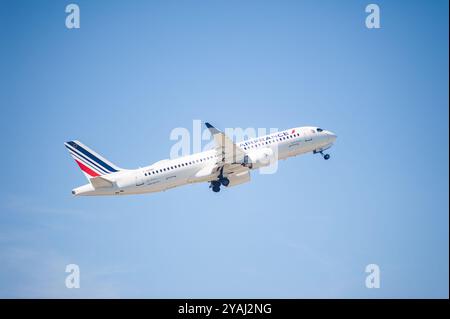 13.05.2024, Deutschland, , Berlin - Europa - ein Air France Airbus A220-300 Passagierflugzeug mit der Registrierung F-HPND, das von Berlin Brandenb startet Stockfoto