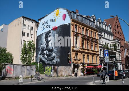 17.05.2024, Deutschland, , Berlin - Europa - Ein Wandgemälde des israelischen Graffiti-Künstlers Benzi Brofman an einem Gebäude entlang der Oranienburger Straße, unweit der Stockfoto