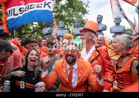 06.07.2024, Deutschland, , Berlin - Europa - Fans der niederländischen Fußballnationalmannschaft feiern vor dem Viertelfinalspiel gegen Turke auf einem Fanspaziergang Stockfoto