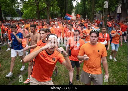 06.07.2024, Deutschland, , Berlin - Europa - Fans der niederländischen Fußballnationalmannschaft feiern vor dem Viertelfinalspiel gegen Turke auf einem Fanspaziergang Stockfoto