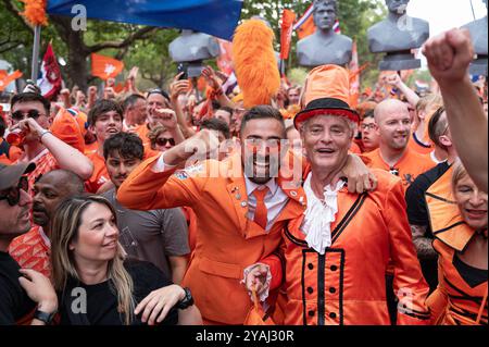 06.07.2024, Deutschland, , Berlin - Europa - Fans der niederländischen Fußballnationalmannschaft feiern vor dem Viertelfinalspiel gegen Turke auf einem Fanspaziergang Stockfoto