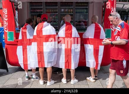 14.07.2024, Deutschland, , Berlin - Europa - England Fußballfans mit englischer Nationalflagge treffen sich im Europa Center am Breitscheidplatz in Berl Stockfoto