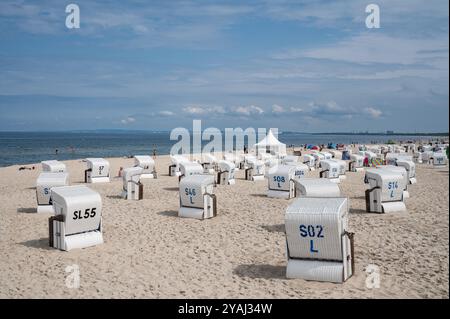 27.07.2024, Deutschland, Mecklenburg-Vorpommern, Ahlbeck - Europa - Urlauber und Liegestühle am Ostseestrand im Kaiserbad Ahlbeck Stockfoto