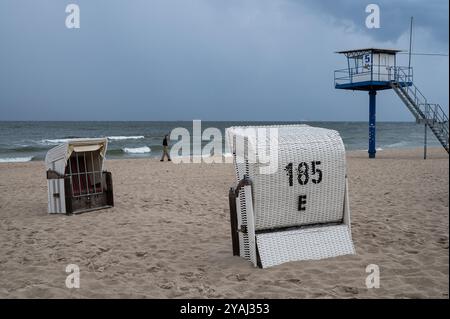 28.07.2024, Deutschland, Mecklenburg-Vorpommern, Heringsdorf - Europa - über den leeren Sandstrand der Ostsee ziehen dunkle Wolken Stockfoto