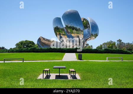 04.03.2024, Argentinien, Buenos Aires, Buenos Aires - Floralis Genérica ist eine Skulptur aus Stahl und Aluminium auf der Plaza de las Naciones Unidas in Stockfoto