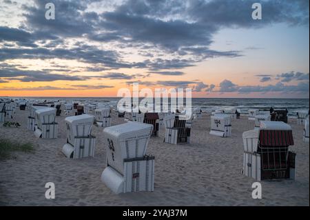 28.07.2024, Deutschland, Mecklenburg-Vorpommern, Heringsdorf - Europa - Abendstimmung bei Sonnenuntergang am Sandstrand mit Liegestühlen im Meer Stockfoto