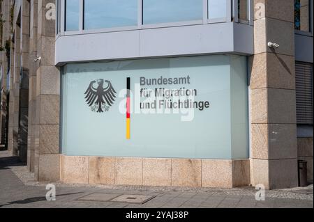 02.09.2024, Deutschland, , Berlin - Europa - Außenansicht der Berliner Niederlassung des Bundesamtes für Migration und Flüchtlinge (BAMF) an der Ecke B Stockfoto