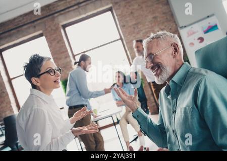 Foto von Coworking Projekt Teamwork Leute sprechen kommunizieren Arbeit zusammen Konferenz Meeting erfolgreich schönes Licht Büro Stockfoto