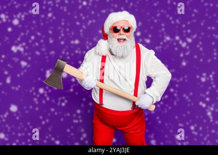 Profil Seitenansicht Porträt seiner er schön Crazy Funky heiter fröhlichen Fett dick bärtigen Santa mit in den Händen ax bereit, auf helle isoliert zu schneiden Stockfoto