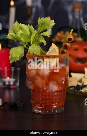 Michelada Cocktail, Bloody Mary. Mexikanisches Getränk mit Tomatensaft, Limettensaft, Soße und Bier, garniert mit Selleriehalm, Zitrone, Oliven. Halloween PA Stockfoto