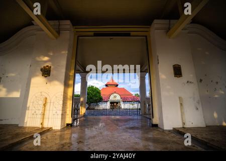 Yogyakarta, Indonesien - 2. April 2024: Die bezaubernde Schönheit der Kauman-Moschee in Yogyakarta, wo Muslime verehren. Stockfoto