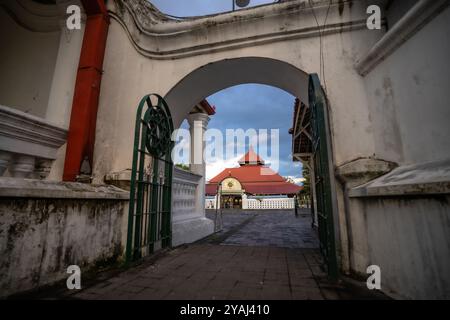 Yogyakarta, Indonesien - 2. April 2024: Die bezaubernde Schönheit der Kauman-Moschee in Yogyakarta, wo Muslime verehren. Stockfoto