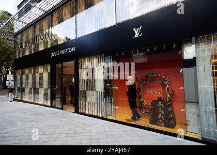 Boutique Louis Vuitton auf der Düsseldorfer Kö Aussenansicht der Edelboutique Louis Vuitton auf der Düsseldorfer Königsallee. Düsseldorf Deutschland Nordrhein-Westfalen / NRW *** Louis Vuitton Boutique an der Düsseldorfs Königsallee Außenansicht der Luxus-Boutique Louis Vuitton an der Düsseldorfs Königsallee Düsseldorf Deutschland Nordrhein-Westfalen NRW Stockfoto