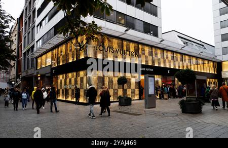 Boutique Louis Vuitton auf der Düsseldorfer Kö Aussenansicht der Edelboutique Louis Vuitton auf der Düsseldorfer Königsallee. Düsseldorf Deutschland Nordrhein-Westfalen / NRW *** Louis Vuitton Boutique in der Düsseldorfs Königsallee Außenansicht der Louis Vuitton Luxusboutique in der Düsseldorfs Königsallee Düsseldorf Deutschland Nordrhein-Westfalen NRW Stockfoto