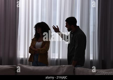 Emotionales Paar, das nachts drinnen Streit hat. Beziehungsprobleme Stockfoto