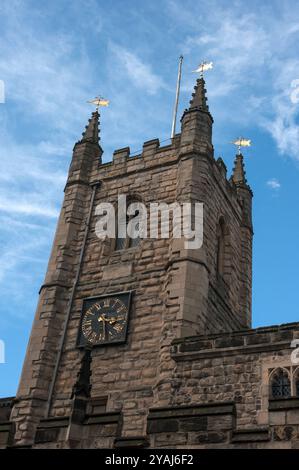 NEWCASTLE UPON TYNE, Großbritannien - 2. AUGUST 2012: Außenansicht des Turms der St. John the Baptist Church an der Kreuzung von Grainger Street und Westgate R Stockfoto