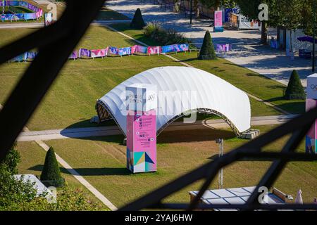 Paris, Frankreich - 10. August 2024 : aus der Vogelperspektive des Eiffelturms Stadions, in dem während der Paris 20 Beach Volley-Veranstaltungen auf dem Champ de Mars stattfinden Stockfoto