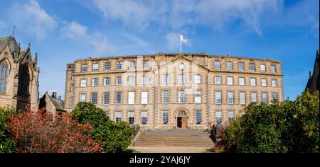 Panorama des historischen Ushaw-Hauses und der Kapelle mit klassischer Architektur unter blauem Himmel umgeben von Grün und blühenden Büschen durham tyne & Wear uk Stockfoto