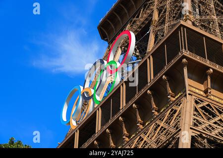 Paris, Frankreich - 10. August 2024 : Giant LED Olympic Rings auf dem Eiffelturm für die Olympischen Sommerspiele 2024 in Paris Stockfoto