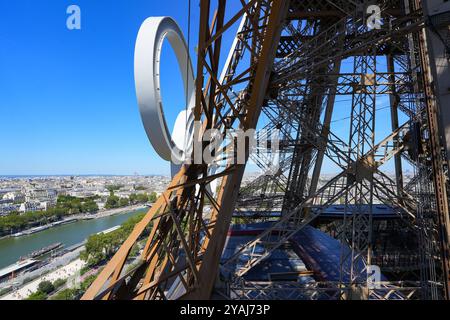 Paris, Frankreich - 10. August 2024 : Giant LED Olympic Rings auf dem Eiffelturm für die Olympischen Sommerspiele 2024 in Paris Stockfoto