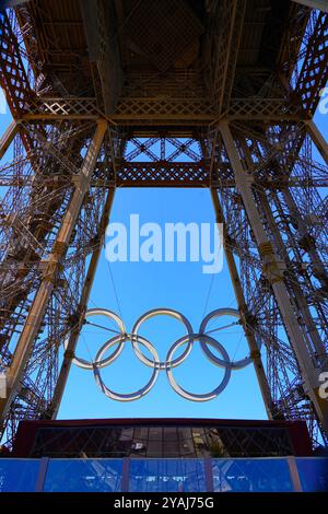 Paris, Frankreich - 10. August 2024 : Giant LED Olympic Rings auf dem Eiffelturm für die Olympischen Sommerspiele 2024 in Paris Stockfoto