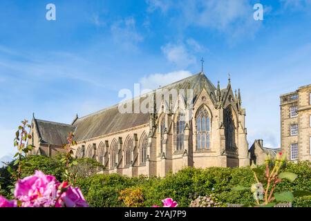 Historisches Steingebäude Ushaw Haus & Kapelle mit klassischer Architektur unter blauem Himmel umgeben von Grün und blühenden Büschen durham tyne & Wear uk Stockfoto