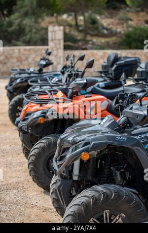 Eine Reihe von Quad-Bikes, die auf einem Parkplatz auf der griechischen Insel Zante oder Zakynthos in Griechenland geparkt sind. Stockfoto