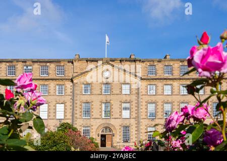 Historisches Steingebäude Ushaw Haus & Kapelle mit klassischer Architektur unter blauem Himmel umgeben von Grün und blühenden Büschen durham tyne & Wear uk Stockfoto