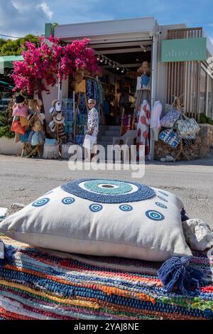 Gestickte Kissen an einer Wand vor einem Souvenirladen für griechische Touristen in agios Nikolaos auf der griechischen Insel Zante oder Zakynthos in Griechenland Stockfoto