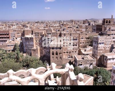 Sanaa, die Hauptstadt des Jemen, Skyline mit traditionellen Lehmziegelgebäuden Stockfoto