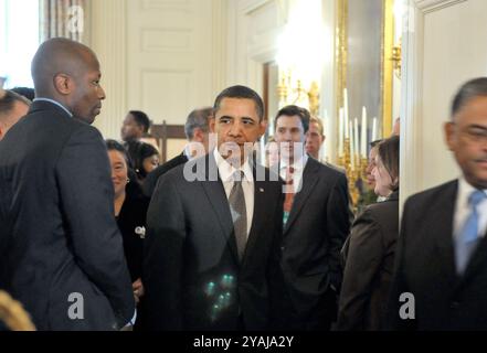 Washington, DC - 29. Januar 2009 -- Präsident der Vereinigten Staaten, Barack Obama, verlässt den State Dining Room des Weißen Hauses in Washington, D.C. nachdem er an einem Empfang zu Ehren der Unterzeichnung des Lilly Ledbetter Fair Pay Restoration Act am Donnerstag, 29. Januar 2009 vorbeigekommen ist. Credit: Ron Sachs - Pool via CNP/SIPA USA Stockfoto