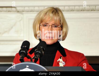 Washington, D.C. - 29. Januar 2009 -- Lilly Ledbetter hält eine Rede im State Dining Room des Weißen Hauses in Washington, D.C. bei einem Empfang zu Ehren der Unterzeichnung des Lilly Ledbetter Fair Pay Restoration Act am Donnerstag, 29. Januar 2009..Credit: Ron Sachs - Pool via CNP/SIPA USA Stockfoto