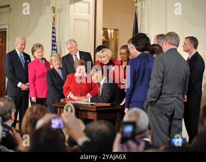 Washington, DC - 29. Januar 2009 -- US-Präsident Barack Obama unterzeichnet den Lilly Ledbetter Fair Pay Restoration Act im East Room des Weißen Hauses in Washington, DC am Donnerstag, den 29. Januar 2009. Das Gesetz "erleichtert es Frauen und anderen, auf Lohndiskriminierung zu klagen, auch wenn die Diskriminierung seit Jahrzehnten vorherrscht". Von links nach rechts sichtbar: Vizepräsident Joseph Biden; Außenministerin Hillary Rodham Clinton; US-Senator Patty Murray (Demokrat von Washington); Mehrheitsführer des US-Repräsentantenhauses Steny Hoyer (Demokrat von Maryland); US-Senator B Stockfoto