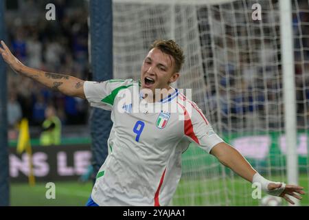 Der Italiener Mateo Retegui feiert, nachdem er am 10. Oktober 2021 im Olimpico-Stadion in Rom das Tor 2-0 beim Qualifikationsspiel der UEFA Nations League 2024/25 der Gruppe 2 erzielte. (Foto: Fabrizio Corradetti / LaPresse) Stockfoto