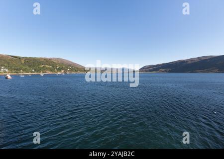 Dorf Ullapool, Schottland. Blick auf Loch Broom von Ullapool’s Shore Road in Richtung Südosten in Richtung Blarnalearoch. Stockfoto