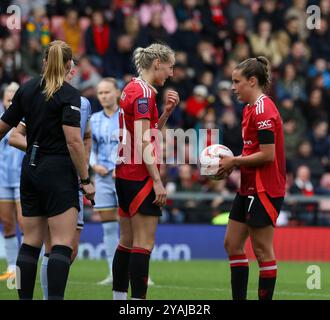 Leigh, Großbritannien. Oktober 2024. Leigh, England, 13. Oktober 2024 Ella Toone (7 Manchester United) spricht mit Millie Turner (21 Manchester United). Manchester United und Tottenham Hostpur - Leigh Sports Village (Sean Walsh/SPP) Credit: SPP Sport Press Photo. /Alamy Live News Stockfoto