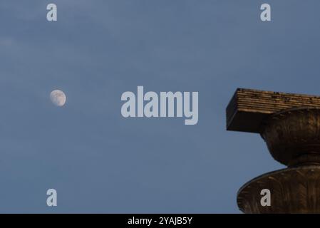 Bangkok, Thailand. Oktober 2024. The Moon's HINTS Behind Democracy Monument am 14. Oktober 2024, von der Ratchadamnoen Avenue in bangkok, thailand aus gesehen. (Foto: Teera Noisakran/SIPA USA) Credit: SIPA USA/Alamy Live News Stockfoto