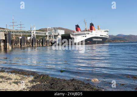 Dorf Ullapool, Schottland. Die Caledonian MacBrayne (Cal Mac) Loch Seaforth, Lewis nach Ullapool Fähre, Ankunft in Ullapool. Stockfoto