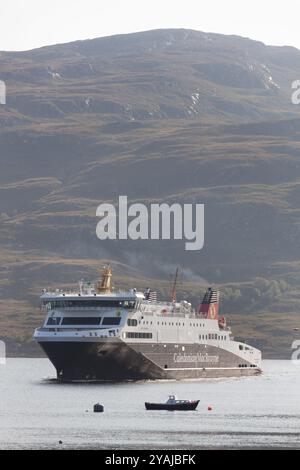 Dorf Ullapool, Schottland. Die Caledonian MacBrayne (Cal Mac) Loch Seaforth, Lewis nach Ullapool Fähre, Ankunft in Ullapool. Stockfoto