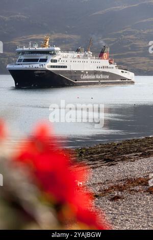 Dorf Ullapool, Schottland. Die Caledonian MacBrayne (Cal Mac) Loch Seaforth, Lewis nach Ullapool Fähre, Ankunft in Ullapool. Stockfoto