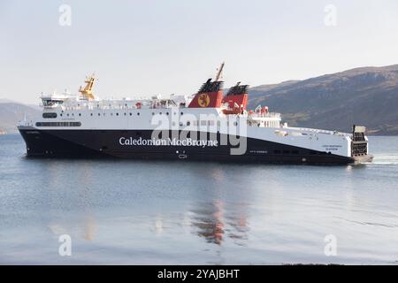 Dorf Ullapool, Schottland. Die Caledonian MacBrayne (Cal Mac) Loch Seaforth, Lewis nach Ullapool Fähre, Ankunft in Ullapool. Stockfoto