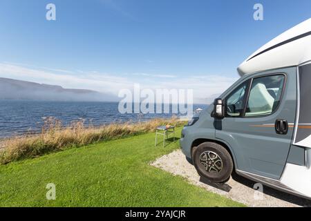 Dorf Ullapool, Schottland. Malerischer Blick auf ein Wohnmobil in Ullapool am Ufer von Loch Broom. Stockfoto