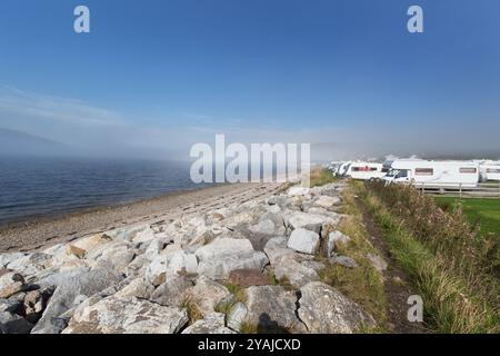 Dorf Ullapool, Schottland. Malerischer Blick auf ein Wohnmobil in Ullapool am Ufer von Loch Broom. Stockfoto