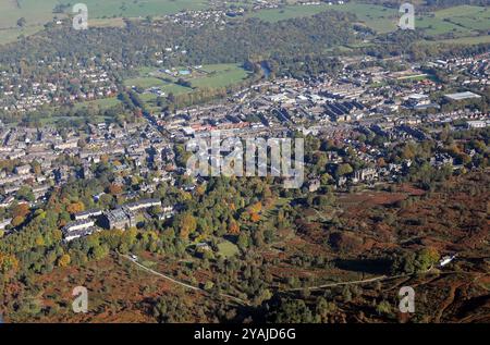 Luftaufnahme der Stadt Ilkey von Ilkley Moor (einige davon im Vordergrund), West Yorkshire Stockfoto