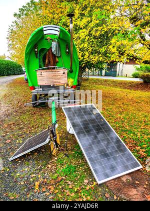 Solarpaneele zum Aufladen in Zigeunerwagen - Le Petit-Pressigny, Indre-et-Loire (37), Frankreich. Stockfoto